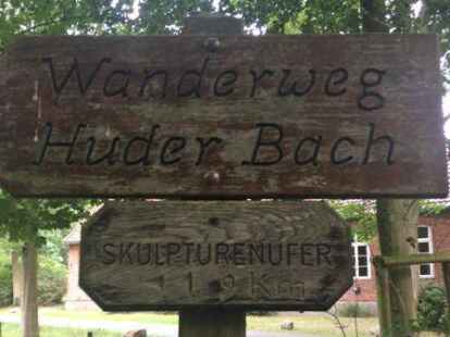 Wandern tut K&ouml;rper und Seele gut: Hier geht&rsquo;s zum Skulpturenufer am Huder Bach entlang.