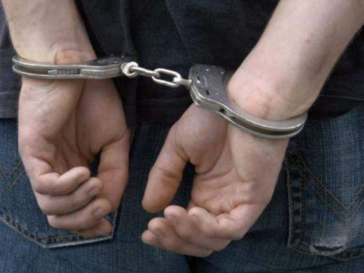 Männer lassen Hosen runter und befriedigen sich gegenseitig in Restaurant