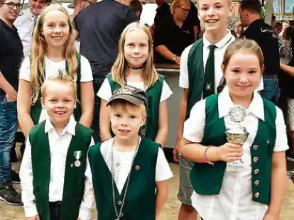 Das amtierende Hurreler Kinderk&ouml;nigshaus (hinten, von links): Merle St&ouml;ver, Marie St&ouml;ver und Torgen Stolle sowie (vorne, von links) Jonas Helmers, Fredo St&ouml;ver und Lea Wieting