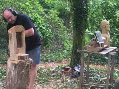 Holzschnitzerei mit der Kettens&auml;ge gab es am Eingang der Landpartie.