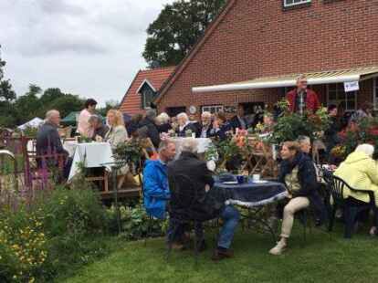 Entspannte Stimmung herrschte an den  Tischen des Gartencaf&eacute;s.