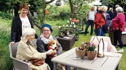 Am&uuml;sierten sich hervorragend auf der ersten Westersteder Landpartie:  Freia Safferling  und Elke Siems (sitzend, von links), ihre Bekannte Inge Streithorst und Hund Anton.