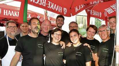 Servierten Spezialit&auml;ten aus ihrer Heimat und hatten dabei wieder viel Spa&szlig; bei der Italienischen Nacht in Hude: Die Freunde aus Fiume Veneto.