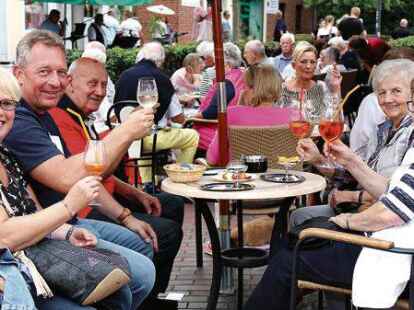 Ein Prosit auf den &bdquo;Sommerabend&ldquo;, der seinem Namen wieder vollauf gerecht wurde:  Vor den Lokalen an der Rathausstra&szlig;e waren die Tische dicht besetzt &ndash; so wie hier am Eiscaf&eacute; La Gondola.
