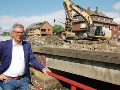 Bei ihm laufen die F&auml;den zusammen:   Robert Folgmann, Gesch&auml;ftsf&uuml;hrer der Firma Herde&shy;j&uuml;rgen & Harmsen,   auf der Br&uuml;ckenbaustelle am Blexer Sieltief.