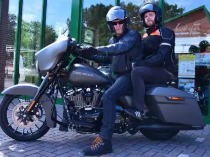 <p>Auf Ammerland-Spritztour mit der Harley Davidson Street Glide						Special (von links): Klaus B&ouml;rjes					und NWZ-Redakteur Wolfgang Alexander Meyer				</p>