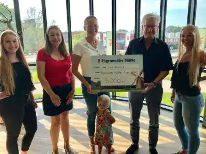 <p>Spende: 3000 Euro &uuml;berreichten Mitarbeiter der R&uuml;genwalder M&uuml;hle an Sandra Pistoor, Vorsitzende des Ladies&rsquo; Circle Ammerland. Damit wird das Projekt &bdquo;Mut tut gut&ldquo; unterst&uuml;tzt.</p>