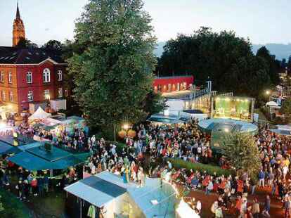 Wimmelbild: Der Blick aus dem Riesenrad war besonders sch&ouml;n zur blauen Stunde.
