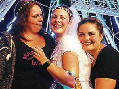 Junggesellinnenabschied:  Julia will bald heiraten.