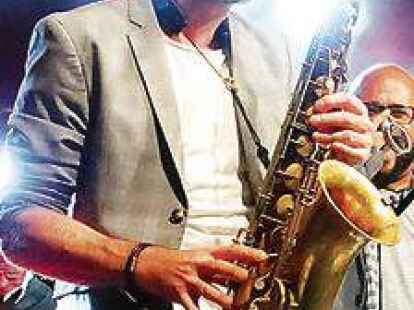 Die Flying Soul Toaster blasen zur Party am Kirchplatz.