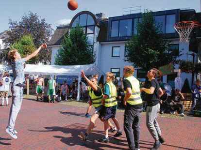Street-Basketball, Graffiti und Skaten: Jevers &bdquo;The Movement&ldquo; hatte ihren Spielplatz for dem Schloss.