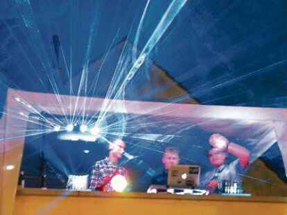 &bdquo;Partyturm 2&ldquo;  Tim, Noah, B&eacute;la und Ben haben auf einer Dachterrasse am von- Th&uuml;nen-Ufer einen Baumarkt-Pavillion aufgestellt, Laptop an dicke Boxen geklemmt und die Nebel- und Lichtmachine angeworfen. Und die Party geht ab...