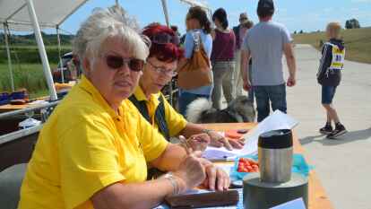 Mit selbst gebauten Fahrzeugen oder im Bobbycar ging es auf die rasante Rennstrecke.