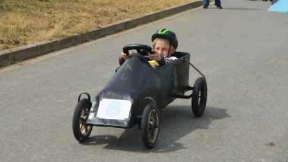 Mit selbst gebauten Fahrzeugen oder im Bobbycar ging es auf die rasante Rennstrecke.