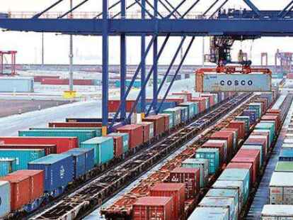 Bis ein G&uuml;terzug vollst&auml;ndig be- oder entladen ist (hier im KV-Terminal), vergehen nur zwei Stunden.