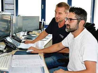 Ingo Winsel (links) und Fevzi S&uuml;mer haben im Stellwerk alles ganz genau im Blick.