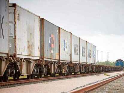 Ein G&uuml;terzug wartet darauf, abgefertigt zu werden.