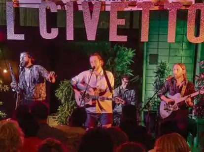 Beim Fest auf dem Eekenhof gab die Berliner Popband &bdquo;Il Civetto&ldquo; in der Scheune ein Sommerkonzert.