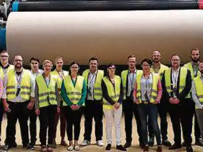 30 Jungunternehmer aus der Region haben auf Einladung des Arbeitgeber- und Wirtschaftsverbands Jade die Papier- und Kartonfabrik Varel besucht.