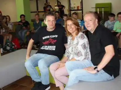 Jan-Michael Braun (links), Silke Gebken-Grybat und Frank Greve freuen sich mit den Sch&uuml;lern &uuml;ber die Sitzecke.