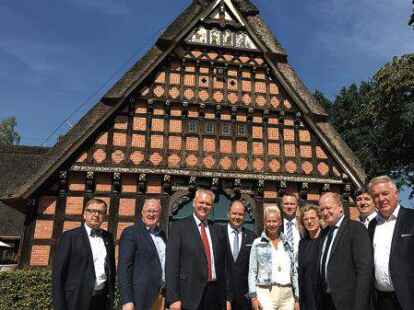 <p>Sprachen &uuml;ber die k&uuml;nftige Finanzierung des Museumsdorfs (v.l.): Dr. Wolfgang Wiese (Cloppenburgs B&uuml;rgermeister), Dr. Stephan Siemer (Landtagsabgeordneter Kreis Vechta), Bj&ouml;rn Th&uuml;mler (Niedersachsens Wissenschaftsminister), Johann Wimberg (Landrat Kreis Cloppenburg), Silvia Breher (Bundestagsabgeordnete  CLP/VEC), Holger B&ouml;ckenstette (Kreisrat Kreis Vechta), Dr. Julia Schulte to B&uuml;hne (Leiterin Museumsdorf), Reinhold Hilbers  (Finanzminister), Dr. Michael Hoffschroer (Vorsitzender des Museumsdorf-Stiftungsrats), Christoph Eilers (MdL Cloppenburg S&uuml;d)</p>