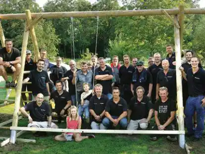 Mitarbeiter aus der Teilefertigung von Premium Aerotec haben  Spielger&auml;te auf der Kinder- und Jugendfarm aufgebaut. Ein dickes Dankesch&ouml;n daf&uuml;r gab&rsquo;s von Farmleiterin Martina Berends.