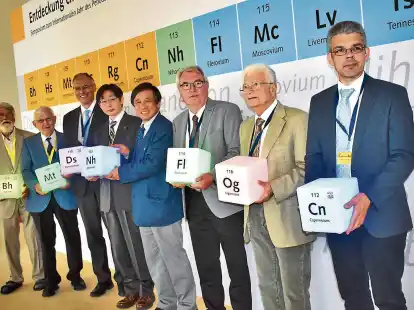 Diese Professoren entdeckten in den letzten Jahren neue chemische Elemente (v.l.): Peter Armbruster, Gottfried M&uuml;nzenberg, Dr. Paolo Giubellino, Dr. Kouji Morimoto, Dr. Hideto En&rsquo;yo, Sergey Dmitriev, Yury Oganessian, Dr. Michael Block.