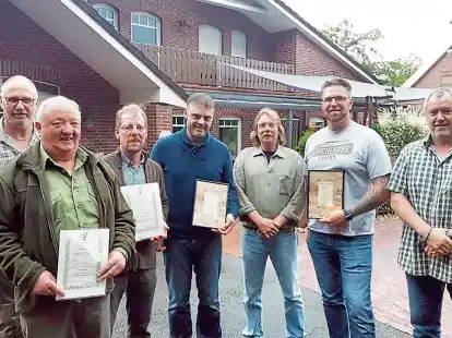 Ehrungen standen auf dem Programm des Hegeringstreffens: v. l. Kreisj&auml;germeister Harald Dirks, Fritz Hinrichs, Harro L&uuml;bben, Thomas Huhne, Uli Hinrichs (Gesch&auml;ftsf&uuml;hrer der J&auml;gerschaft Wittmund), Dennis Rosenboom und Hegeringsleiter Erwin Wilken.