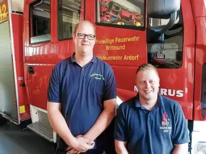 Benjamin Wiebusch (r.) &uuml;bernahm den Posten als Jugendwart der Wehr Ardorf von Dennis Kuhlmann.