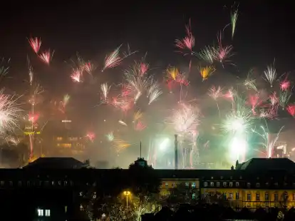 Baden-W&uuml;rttemberg, Stuttgart: Reichlich Feuerwerk wird zur Feier des neuen Jahres vom Schlossplatz in den n&auml;chtlichen Himmel abgefeuert.  Foto: Christoph Schmidt/dpa +++ dpa-Bildfunk +++