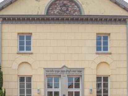 Architektonische Umbr&uuml;che: Die Synagoge von Neustadtg&ouml;dens als Feuerwehrhaus nach dem Krieg (links) und im heutigen sanierten Zustand (rechts).