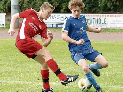 Duell auf Augenh&ouml;he: Die B-Junioren aus  Harpstedt (blaues Trikot) und  Gro&szlig;enkneten trennten sich 2:2.
