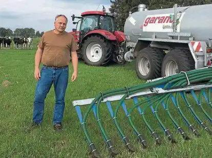 <p>Der Huder Landwirt Ingo Wachtendorf f&auml;hrt bereits mit modernen &bdquo;Schleppschuhverteilern&ldquo; G&uuml;lle aus.</p>