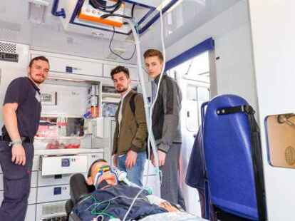 Wie funktioniert Erste Hilfe? Das erkl&auml;rte (von links) Janis Post den Sch&uuml;lern Andy und  Dennis 16.