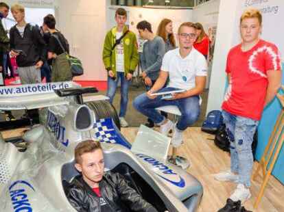 Rennen fahren im Simulator am Stand von Vierol (von links): Alex, Antonio und  Rene Schneider