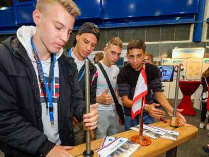 Informierten sich auf der &bdquo;Job4u&ldquo; (von links):  Tristan, Felix, Apostoli und Ozan