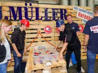 Am Stand des Hafenlogistikers J. M&uuml;ller (von links):   Sarah L&uuml;er&szlig;en, Noah, Tom und  Tobias Schleime
