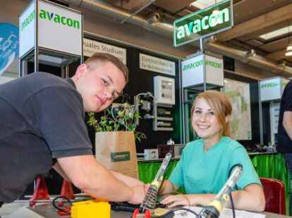 Am Stand des Versorgers Avacon (von links): Erik Siegfried und Angelika Esse