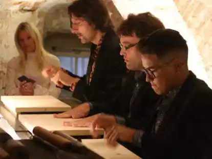 Tafelmusik: Was man mit H&auml;nden auf dem Tisch Erstaunliches anstellen kann, zeigten die drei im Kanonenkeller.