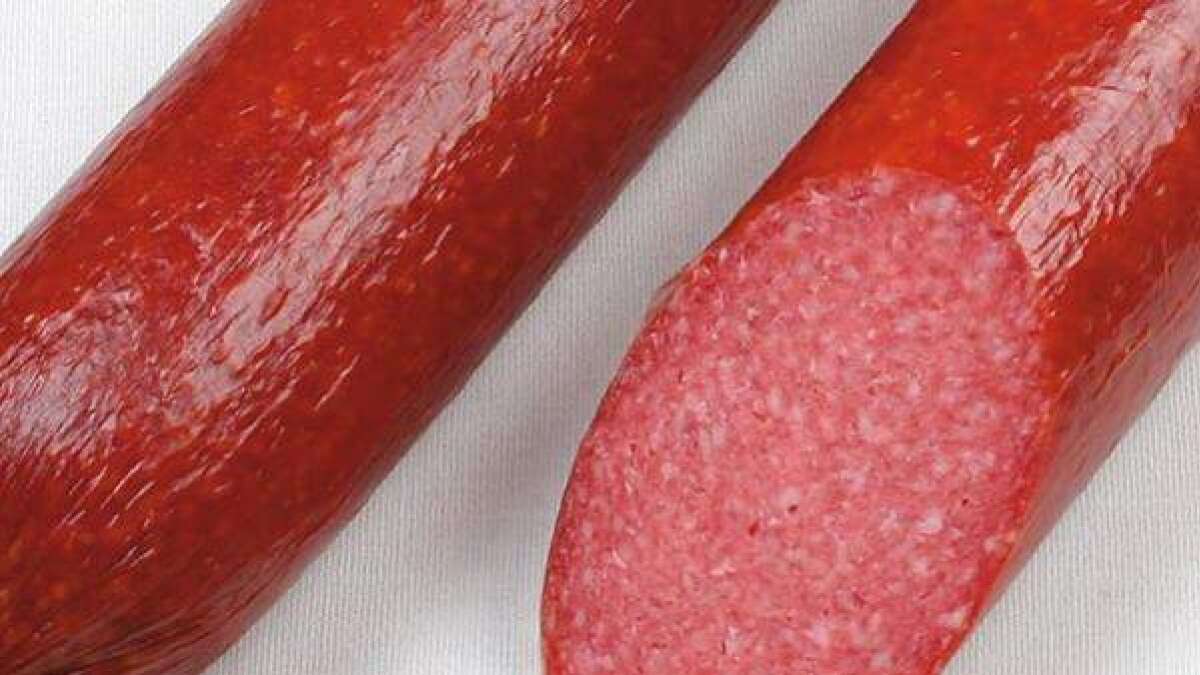 Hund frisst mit Reißzwecken gespickte Salami