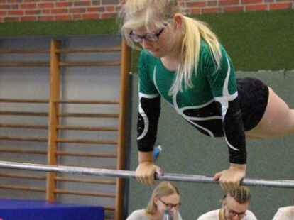 Konzentriert am Reck: Jana Niemann