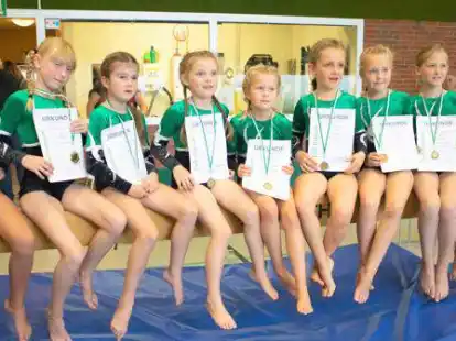 Stolz zeigten die Lokalmatadore des TuS Glarum ihre Urkunden und Medaillen: (von links) Mia-Fee Sievertsen, Emilie M&uuml;ller, Amy Stemmer, Leefke Zastrow, Levke Janssen, Paula Schlage, Neele Kl&auml;hn, Mia Minnemann und Jana Niemann