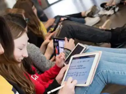 Wird immer selbstverst&auml;ndlicher: Sch&uuml;ler, die auf einem Tablet-PC schreiben.