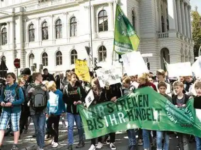 Die Veranstalter rechneteten mit 5000 Teilnehmern, es kamen mehr als doppelt so viele: Mehr als zehntausend Menschen folgten den Aufruf der Friday-for-Future-Bewegung und zogen vom Bahnhof zum Schlossplatz durch die Stadt.