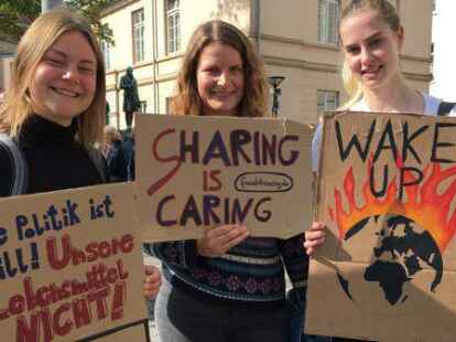 Annlena Palm, 24, Anna Greve, 24 und Mara Wicht, 22, allesamt Studentinnen der Umweltwissenschaft waren auch mit dabei.