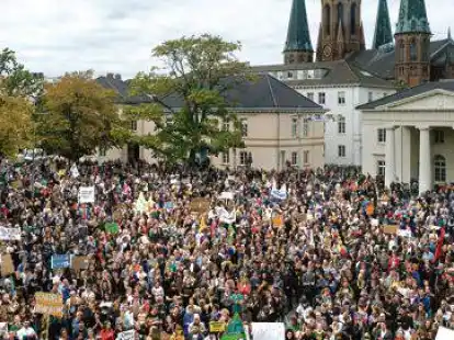 Imposanter Anblick: Tausende Menschen kamen am Freitag in Oldenburg auf dem Schlossplatz zusammen, um f&uuml;r mehr Klimaschutz zu demonstrieren.
