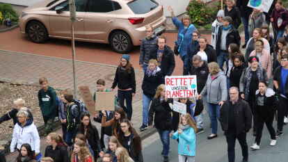 Mehr als 1000 Teilnehmer bei der Fridays for Future-Demo in Brake - der ersten in der Wesermarsch.