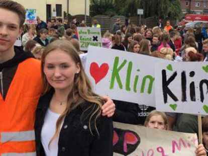 Jona Diekmann und Finja B&auml;nfer haben die Demo in Jaderberg organisiert.