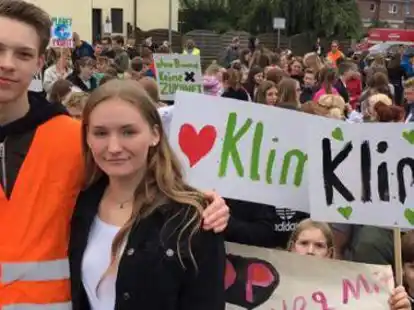 Jona Diekmann und Finja B&auml;nfer haben die Demo in Jaderberg organisiert.
