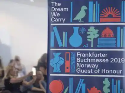 &bdquo;The Dream We Carry&ldquo; (Der Traum in uns) &ndash;  das Motto des diesj&auml;hrigen Buchmessen-Gastlandes Norwegen  ist w&auml;hrend einer Pressekonferenz auf einem Plakat zu lesen.